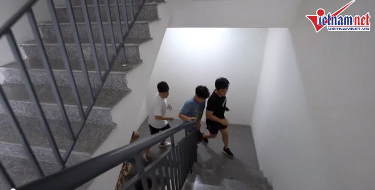 Học sinh vượt thử thách leo thang bộ 26 tầng trước khi vào lớp